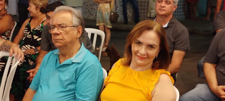 Bem humorado, Enivaldo dos Anjos inaugurou parte do asfalto no Irmãos Fernandes nesta sexta-feira, 12