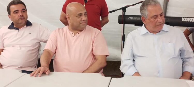 Bem humorado, Enivaldo dos Anjos inaugurou parte do asfalto no Irmãos Fernandes nesta sexta-feira, 12