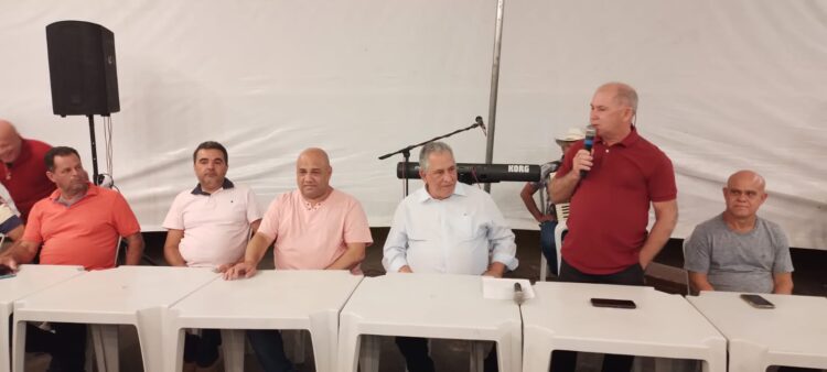Bem humorado, Enivaldo dos Anjos inaugurou parte do asfalto no Irmãos Fernandes nesta sexta-feira, 12