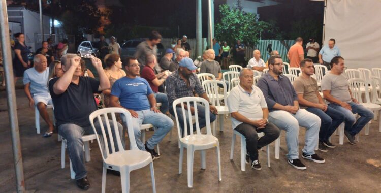 Bem humorado, Enivaldo dos Anjos inaugurou parte do asfalto no Irmãos Fernandes nesta sexta-feira, 12