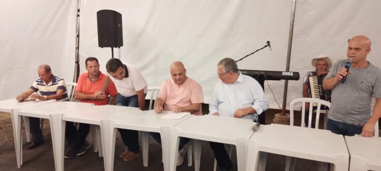 Bem humorado, Enivaldo dos Anjos inaugurou parte do asfalto no Irmãos Fernandes nesta sexta-feira, 12