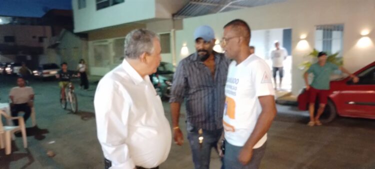 Bem humorado, Enivaldo dos Anjos inaugurou parte do asfalto no Irmãos Fernandes nesta sexta-feira, 12