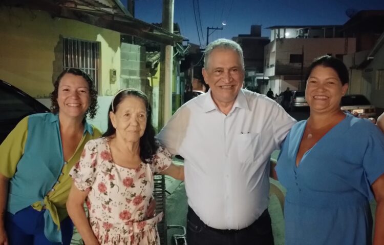 Bem humorado, Enivaldo dos Anjos inaugurou parte do asfalto no Irmãos Fernandes nesta sexta-feira, 12