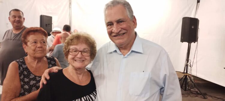 Bem humorado, Enivaldo dos Anjos inaugurou parte do asfalto no Irmãos Fernandes nesta sexta-feira, 12