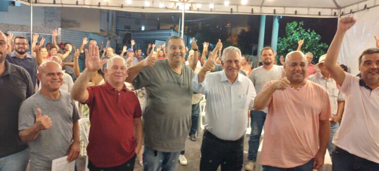 Bem humorado, Enivaldo dos Anjos inaugurou parte do asfalto no Irmãos Fernandes nesta sexta-feira, 12