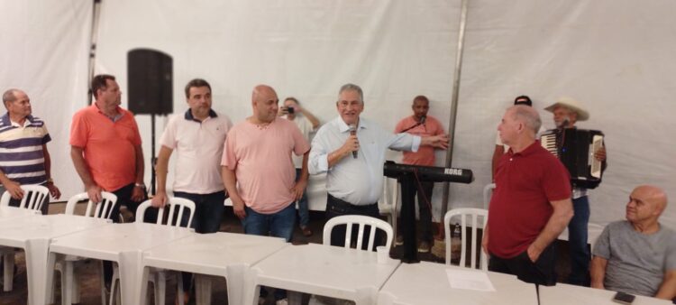 Bem humorado, Enivaldo dos Anjos inaugurou parte do asfalto no Irmãos Fernandes nesta sexta-feira, 12