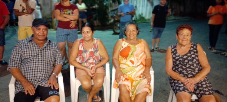 Bem humorado, Enivaldo dos Anjos inaugurou parte do asfalto no Irmãos Fernandes nesta sexta-feira, 12