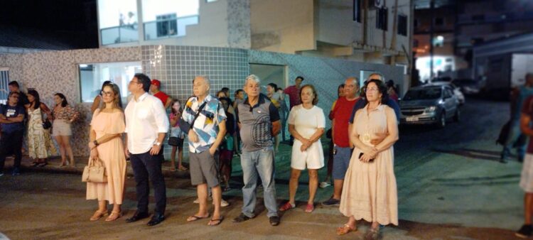Bem humorado, Enivaldo dos Anjos inaugurou parte do asfalto no Irmãos Fernandes nesta sexta-feira, 12