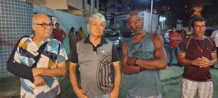 Bem humorado, Enivaldo dos Anjos inaugurou parte do asfalto no Irmãos Fernandes nesta sexta-feira, 12