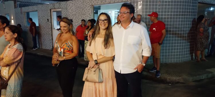 Bem humorado, Enivaldo dos Anjos inaugurou parte do asfalto no Irmãos Fernandes nesta sexta-feira, 12
