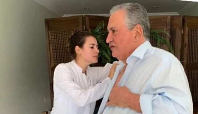 Prefeito Enivaldo dá o exemplo e ‘estrela’ campanha de vacinação de reforço contra a covid-19 Prefeito Enivaldo dá o exemplo e ‘estrela’ campanha de vacinação de reforço contra a covid-19