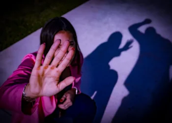 Homem é preso após agredir esposa por ameaçar sair de casa em Cariacica