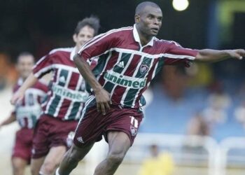 Ademilson, que jogou até os 47 anos, agora ensina futebol para garotos e garotas no ES