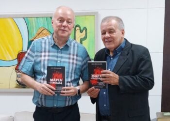 “Máfia Capixaba”: jornalista entrega livro a desembargador que teve tio prefeito assassinado