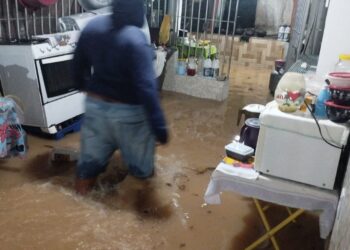 Vila João Gomes sofre com tempestade na noite desta sexta, 16