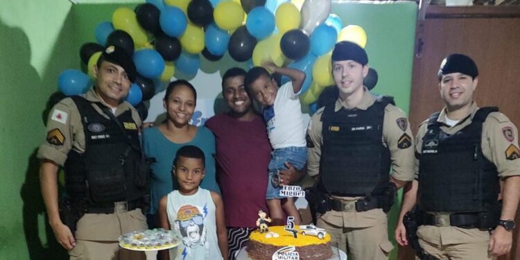 Menino de Divino das Laranjeiras ganha festa de aniversário com bolo temático e presença da PMMG Menino de Divino das Laranjeiras ganha festa de aniversário com bolo temático e presença da PMMG