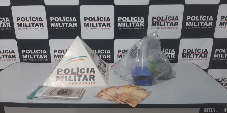 Adolescentes, de 17 e irmão de 12 anos são apreendidos traficando drogas em Itabirinha Adolescentes, de 17 e irmão de 12 anos são apreendidos traficando drogas em Itabirinha