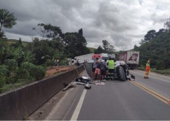 Duas pessoas morrem em acidente envolvendo quatro veículos de carga e passeio na BR 101