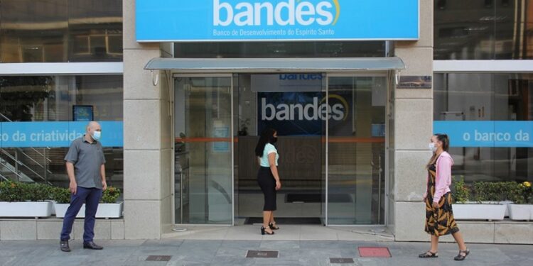 Bandes suspende por 6 meses parcelas de contratos na região das chuvas e libera mais R$ 50 milhões Bandes suspende por 6 meses parcelas de contratos na região das chuvas e libera mais R$ 50 milhões