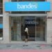 Bandes suspende por 6 meses parcelas de contratos na região das chuvas e libera mais R$ 50 milhões Bandes suspende por 6 meses parcelas de contratos na região das chuvas e libera mais R$ 50 milhões