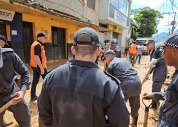 Governador envia 240 alunos soldados para ajudar moradores na limpeza de Mimoso do Sul; veja vídeo