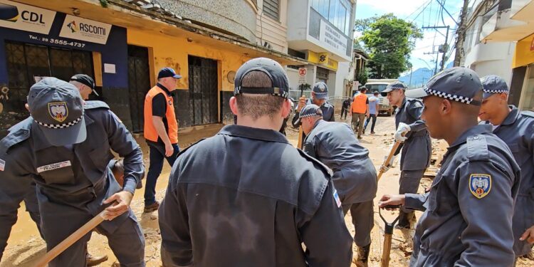 Governador envia 240 alunos soldados para ajudar moradores na limpeza de Mimoso do Sul; veja vídeo