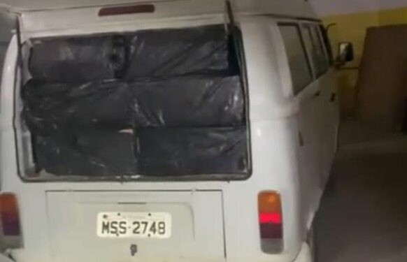 Federal “estoura” centro de distribuição de cigarros contrabandeados e prende três mineiros Federal “estoura” centro de distribuição de cigarros contrabandeados e prende três mineiros