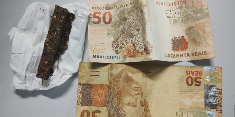 Todo errado: CNH vencida e “pedaço” de maconha no carro com a seta queimada Todo errado: CNH vencida e “pedaço” de maconha no carro com a seta queimada