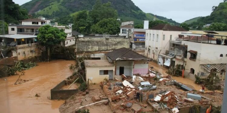 Hora de reconstruir: governador coordena trabalhos da equipe onde a chuva devastou