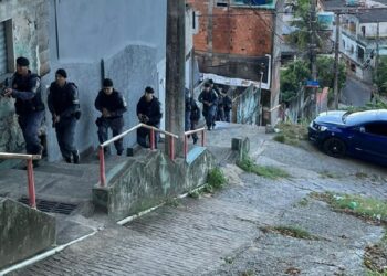 Bandidos recebem a PM a bala e três morrem em confronto no Morro do Macaco