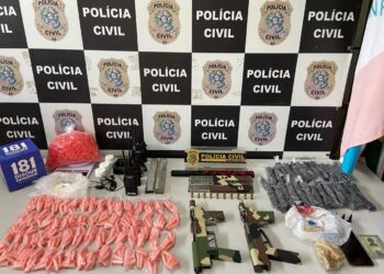 DENARC ataca tráfico em balneário da Serra, apreende submetralhadoras e drogas