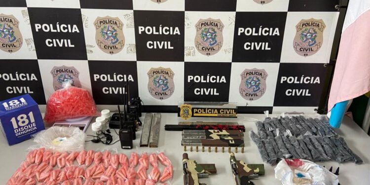 DENARC ataca tráfico em balneário da Serra, apreende submetralhadoras e drogas DENARC ataca tráfico em balneário da Serra, apreende submetralhadoras e drogas