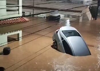 Chuvas castigam Sul do Estado, arrastam carros e até  viatura dos Bombeiros; veja vídeo