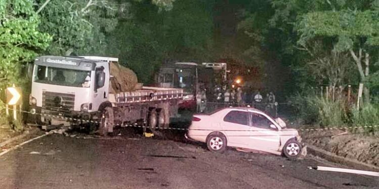 Idoso morre em colisão frontal de veículo de passeio com caminhão em Vila Pavão Idoso morre em colisão frontal de veículo de passeio com caminhão em Vila Pavão