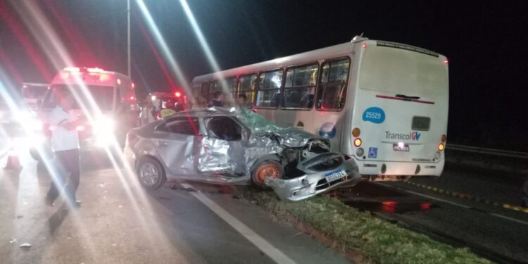 Colisão entre ônibus do Transcol e veículo de passeio deixa um morto na BR-101 em Cariacica