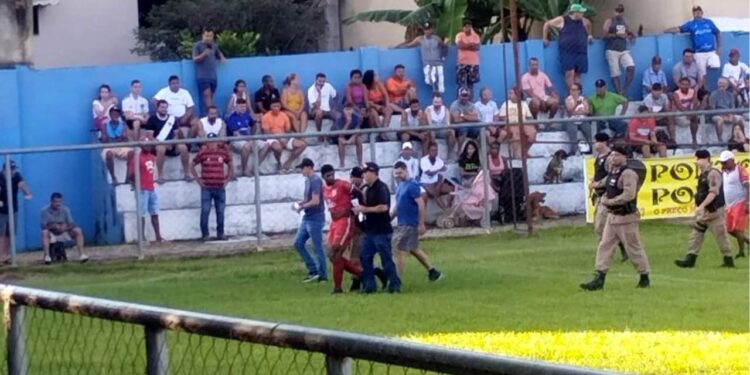 Jogador do Esporte Clube Mutum é preso durante jogo, por crimes praticados no ES Jogador do Esporte Clube Mutum é preso durante jogo, por crimes praticados no ES