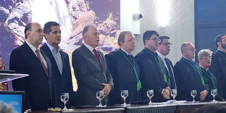 Davi Diniz toma posse no TCE-ES e diz que Corte deve contribuir para aprimorar a gestão pública; confira vídeo Davi Diniz toma posse no TCE-ES e diz que Corte deve contribuir para aprimorar a gestão pública; confira vídeo