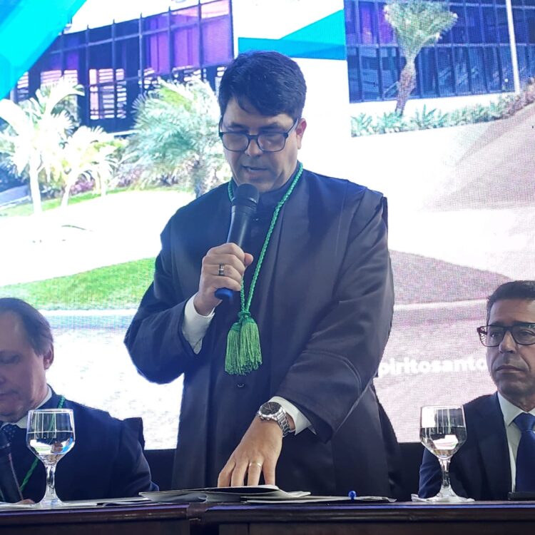 Davi Diniz toma posse no TCE-ES e diz que Corte deve contribuir para aprimorar a gestão pública; confira vídeo