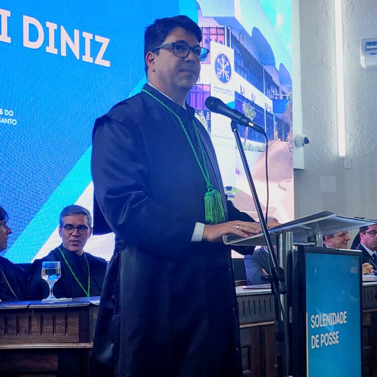 Davi Diniz toma posse no TCE-ES e diz que Corte deve contribuir para aprimorar a gestão pública; confira vídeo