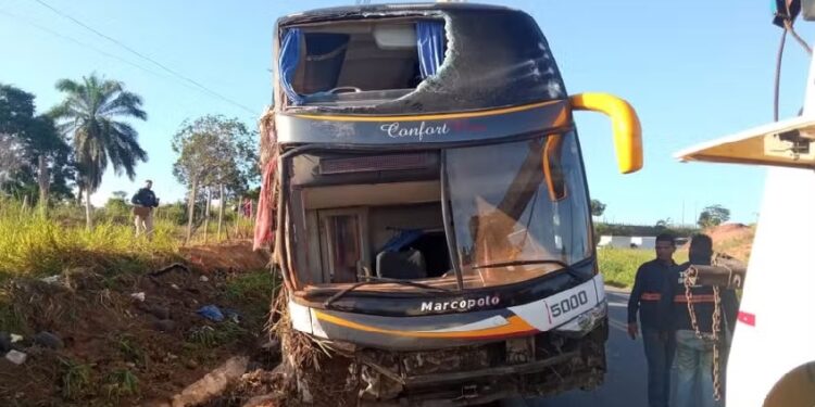 Nove mortos e 23 feridos em acidente com ônibus de turismo no Sul da Bahia Nove mortos e 23 feridos em acidente com ônibus de turismo no Sul da Bahia