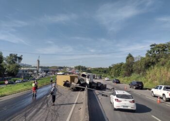 Carreta tomba e interdita a pista Cariacica-Serra na Rodovia do Contorno