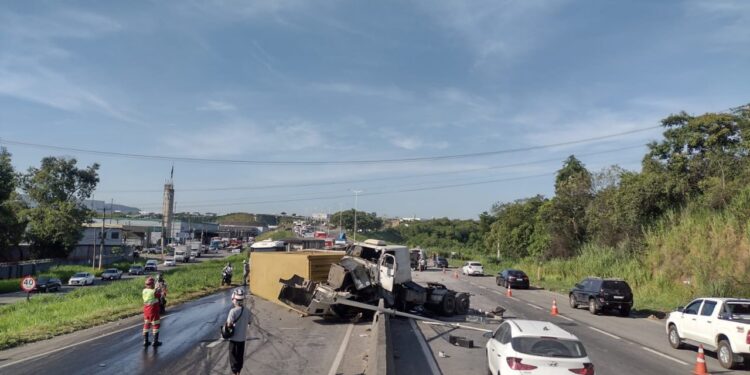 Carreta tomba e interdita a pista Cariacica-Serra na Rodovia do Contorno