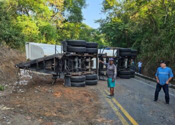 Acidente na madrugada interdita BR 259 em João Neiva