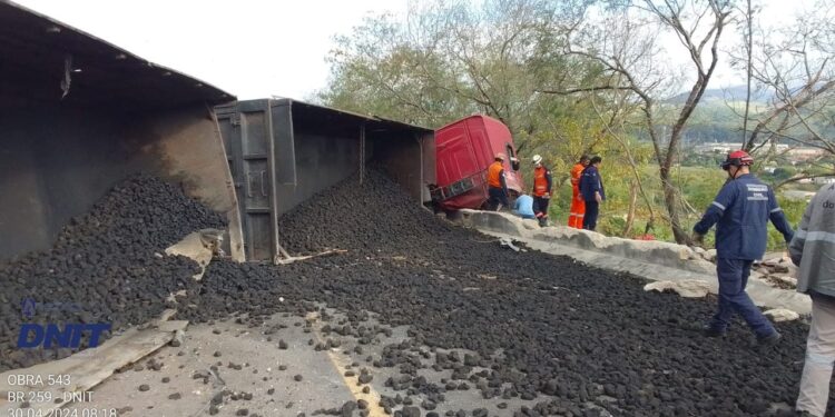 PRF libera a pista da BR 259, cinco horas após acidente em Baixo Guandu, no Centro-Oeste capixaba PRF libera a pista da BR 259, cinco horas após acidente em Baixo Guandu, no Centro-Oeste capixaba