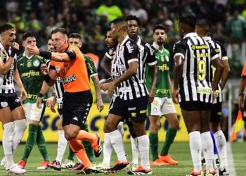 Palmeiras bate o Santos em casa e conquista o tricampeonato paulista