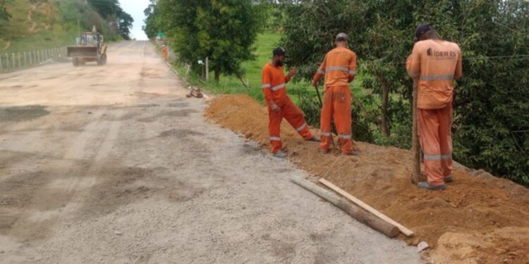 Símbolo da reconstrução: DER-ES libera rodovia que liga Apiacá à BR 101 Símbolo da reconstrução: DER-ES libera rodovia que liga Apiacá à BR 101