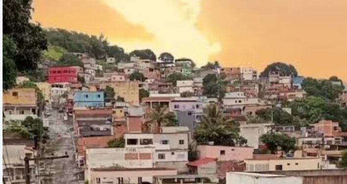 Bandidos recebem polícia a tiros e acertam soldado na cabeça; mais de 100 PMs invadem bairro