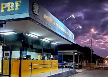 PRF resgata mãe e filho de 2 anos na margem de BR
