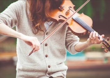 Crianças de Aimorés e Itueta terão aula de graça de violino; saiba como se inscrever