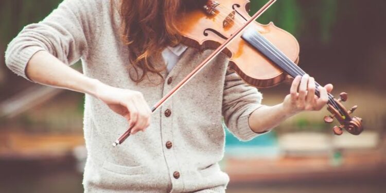 Crianças de Aimorés e Itueta terão aula de graça de violino; saiba como se inscrever
